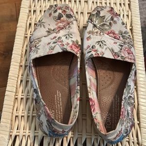 Tom’s floral espadrilles size 8 women
